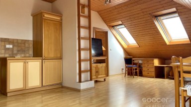 Atypický podkrovní byt 2+kk v atraktivním centru města. 