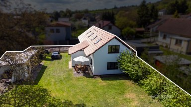 Kouzelný venkovský dům s příjemnou zahradou v atraktivní lokalitě.