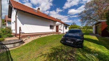 Malebný venkovský dům s prostornou zahradou blízko Českého ráje.