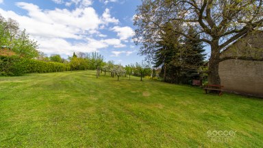 Malebný venkovský dům s prostornou zahradou blízko Českého ráje.