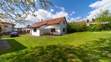 Malebný venkovský dům s prostornou zahradou blízko Českého ráje.