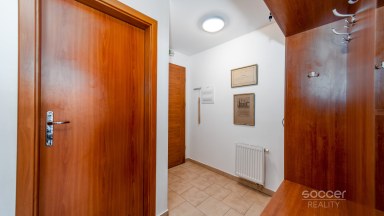 Z obýváku přímo na sjezdovku! Stylový apartmán 1+kk s terasou a parkováním – Prkenný Důl