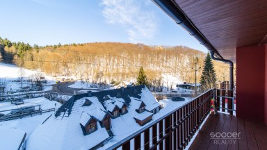 Z obýváku přímo na sjezdovku! Stylový apartmán 1+kk s terasou a parkováním – Prkenný Důl