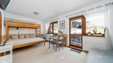 Z obýváku přímo na sjezdovku! Stylový apartmán 1+kk s terasou a parkováním – Prkenný Důl