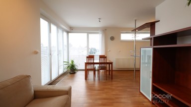 Pronájem bytu 2+kk/B/G, 59 m2 + 7 m2 balkon, ulice Pod Nouzovem, Praha – Kbely. 