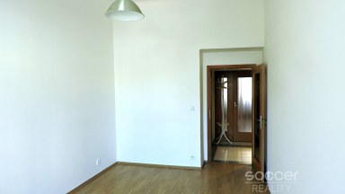 Pronájem prostorného bytu 3 + kk v Praze 2 - Vinohrady, ulice Budečská.