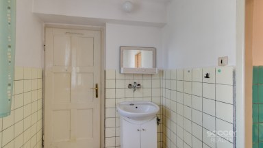 Pronájem staršího rodinného domu 4+1, pozemek 674 m2, ul. Dobšická, Praha – Horní Počernice.