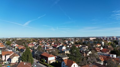 Pronájem staršího rodinného domu 4+1, pozemek 674 m2, ul. Dobšická, Praha – Horní Počernice.