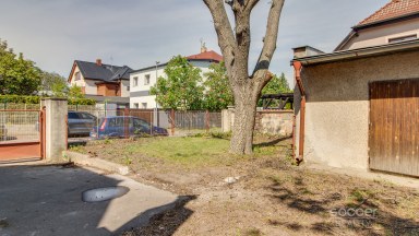Pronájem garáží s pozemkem 450 m2, ul. Dobšická, Praha – Horní Počernice.