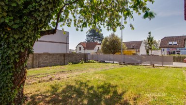 Pronájem garáží s pozemkem 450 m2, ul. Dobšická, Praha – Horní Počernice.