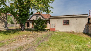 Pronájem garáží s pozemkem 450 m2, ul. Dobšická, Praha – Horní Počernice.