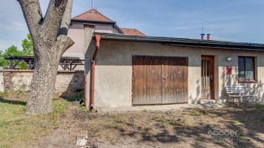 Pronájem pozemku s garážemi, ul. Dobšická, Praha – Horní Počernice.