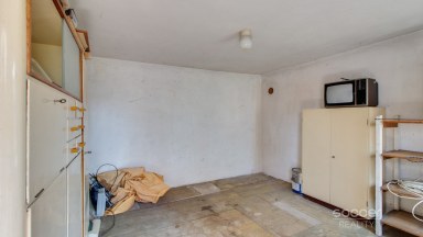 Pronájem pozemku s garážemi, ul. Dobšická, Praha – Horní Počernice.