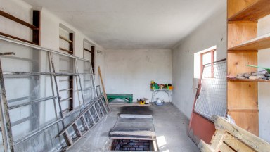 Pronájem pozemku s garážemi, ul. Dobšická, Praha – Horní Počernice.