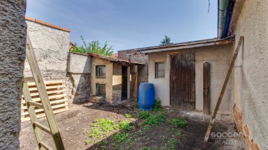 Pronájem pozemku s garážemi, ul. Dobšická, Praha – Horní Počernice.