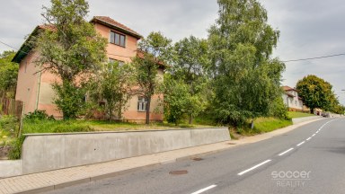 Prodej stavebního pozemku s rodinným domem k rekonstrukci – Sehradice, okres Zlín.