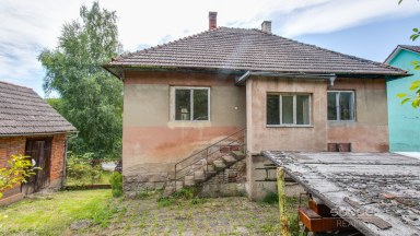 Prodej stavebního pozemku s rodinným domem k rekonstrukci – Sehradice, okres Zlín.