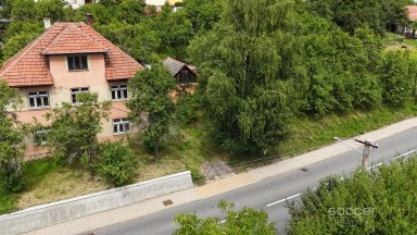 Prodej stavebního pozemku s rodinným domem k rekonstrukci – Sehradice, okres Zlín.
