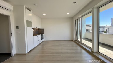 Nový apartmán s terasou a parkovacím stáním v prestižní čtvrti.