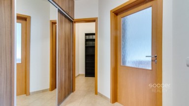 Pronájem bytu 2+kk/B, 45 m2 + balkon 7 m2, ulice V Honech, Klecany. 