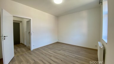 Příjemný byt po rekonstrukci s parkovacím místem a zahradou. 