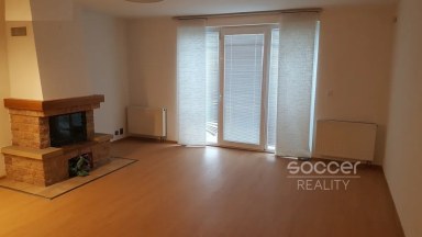 Pronájem rodinného domu 5+kk se zahradou a garáží, Praha 9 – Satalice, ul. Kemrova