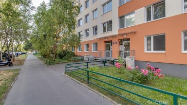 Pronájem bytu 3+1 (77 m²) s lodžií (6 m²) a parkem ve vnitrobloku – ul. Přecechtělova, Praha 13