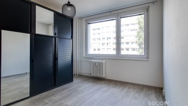 Pronájem bytu 3+1 (77 m²) s lodžií (6 m²) a parkem ve vnitrobloku – ul. Přecechtělova, Praha 13