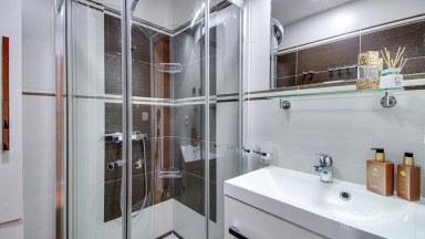 Prodej bytu 1+kk 39,3 m² s garážovým stáním a sklepem, Praha 9 – Letňany, ul. Třinecká.